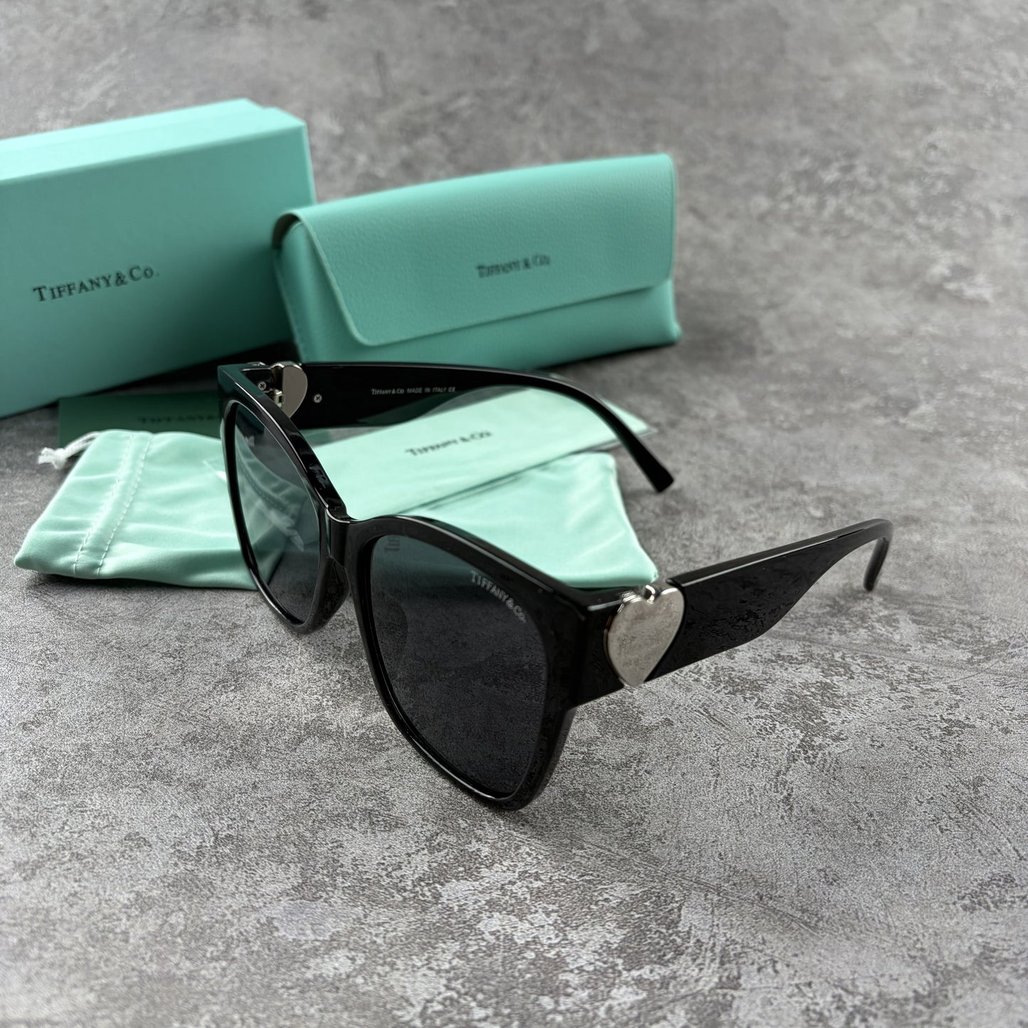 Classic Heart-Accent Oversized Sunglasses - UV Protection Eyewear